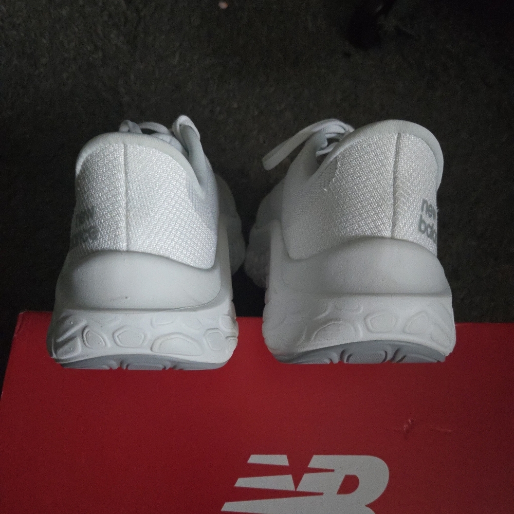 New Balance Women size 11 Fresh Foam Kaiha Rd White and Grey New 012025 - Picture 6 of 8